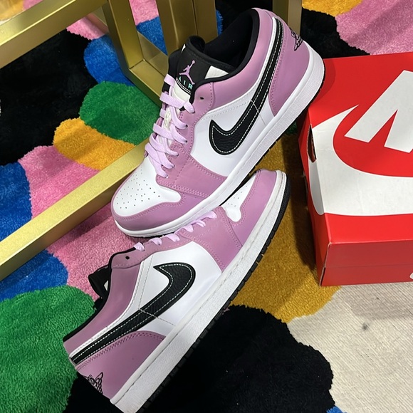 Gently used air Jordan shoes for women lilac white and black very cool pair - Picture 4 of 11